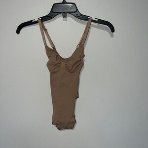 SKIMS SEAMLESS SCULPT THONG BODYSUIT SIENNA SMALL